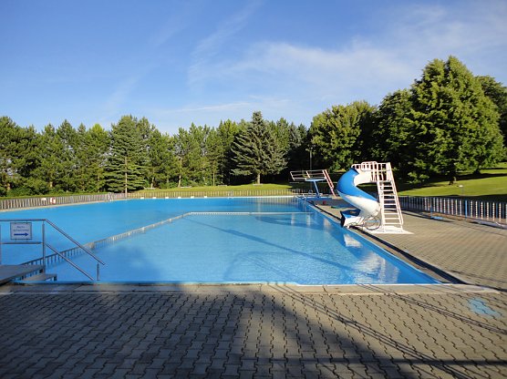 Nach der Zeugnisausgabe zur Abk&uuml;hlung ins Freibad Gro&szlig;furra (Foto: Badesportverein Gro&szlig;furra)