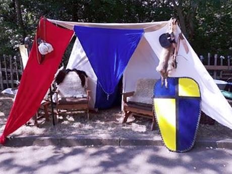 Erste Rittersleute angekommen (Foto: Matthias Borchardt) Erste Rittersleute angekommen (Foto: Matthias Borchardt)