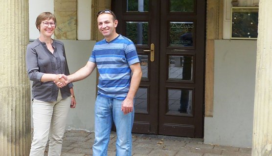 Verwaltungsdirektorin Grit Reichelt und Leonidas Gkaltsidis vor dem Theaterrestaurant (Foto: Birgit Susemihl)