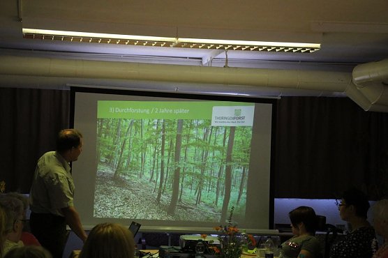 Revierförster zu Besuch (Foto: Karl-Heinz Herrmann) Revierförster zu Besuch (Foto: Karl-Heinz Herrmann)