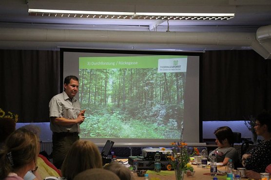 Revierförster zu Besuch (Foto: Karl-Heinz Herrmann) Revierförster zu Besuch (Foto: Karl-Heinz Herrmann)