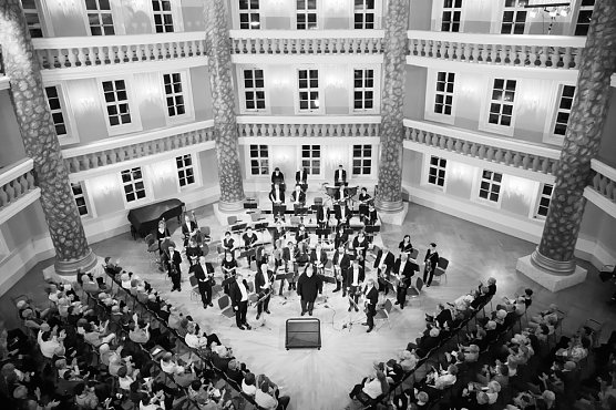Zinzi Frohwein und junge Preisträger im 1. Loh-Konzert (Foto: András Dobi) Zinzi Frohwein und junge Preisträger im 1. Loh-Konzert (Foto: András Dobi)