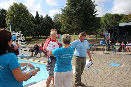 24-Stunden-Schwimmen begeisterte (Foto: Karl-Heinz Herrmann) 24-Stunden-Schwimmen begeisterte (Foto: Karl-Heinz Herrmann)