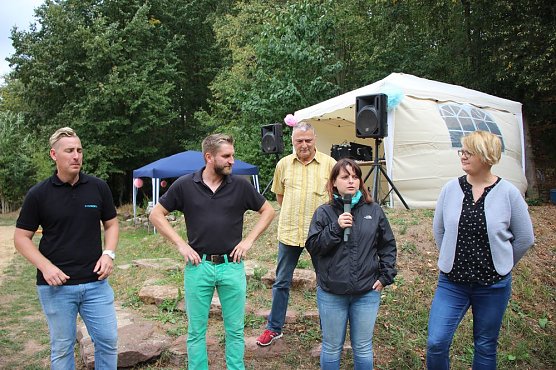 Sommerfest im Wohngebiet (Foto: Karl-Heinz Herrmann) Sommerfest im Wohngebiet (Foto: Karl-Heinz Herrmann)