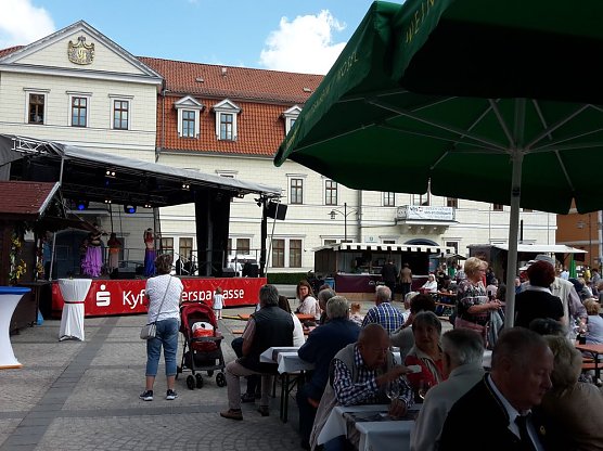 Mit Wein in den neuen Tag (Foto: Karl-Heinz Herrmann) Mit Wein in den neuen Tag (Foto: Karl-Heinz Herrmann)
