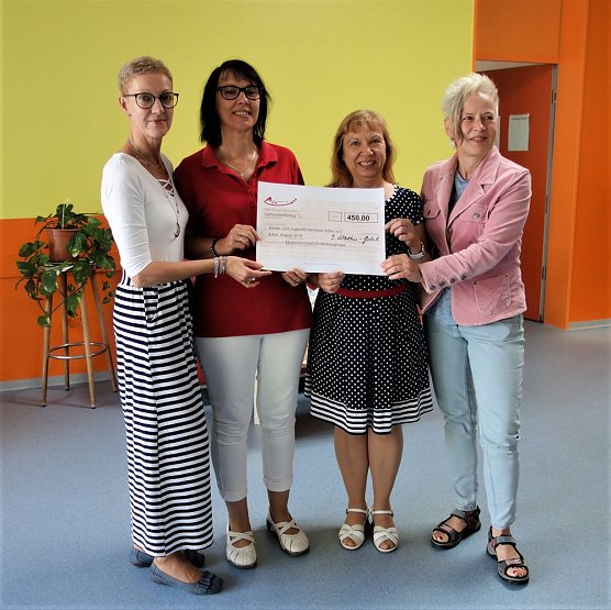 Dr. Iris Martin-Gehl &uuml;berreicht Spenden an Vereine aus Artern (Foto: Wahlkreisb&uuml;ro Dr. Iris Martin-Gehl)