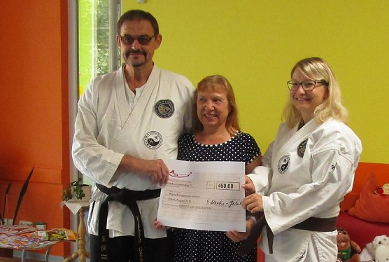 Scheckübergabe im Freizeitzentrum (Foto: Freizeitzentrum) Scheckübergabe im Freizeitzentrum (Foto: Freizeitzentrum)