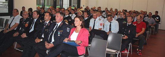 Bei Feuerwehrberatung hohe Auszeichnung verliehen (Foto: Karl-Heinz Herrmann) Bei Feuerwehrberatung hohe Auszeichnung verliehen (Foto: Karl-Heinz Herrmann)