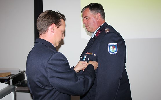 Bei Feuerwehrberatung hohe Auszeichnung verliehen (Foto: Karl-Heinz Herrmann) Bei Feuerwehrberatung hohe Auszeichnung verliehen (Foto: Karl-Heinz Herrmann)