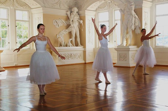 Erster Auftritt der kleinen T&auml;nzerinnen. (Foto: G&uuml;nter Herting)