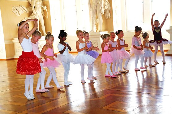 Erster Auftritt der kleinen T&auml;nzerinnen. (Foto: G&uuml;nter Herting)
