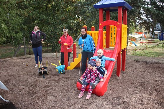 Neuer Spielplatz in Großfurra (Foto: Karl-Heinz Herrmann) Neuer Spielplatz in Großfurra (Foto: Karl-Heinz Herrmann)