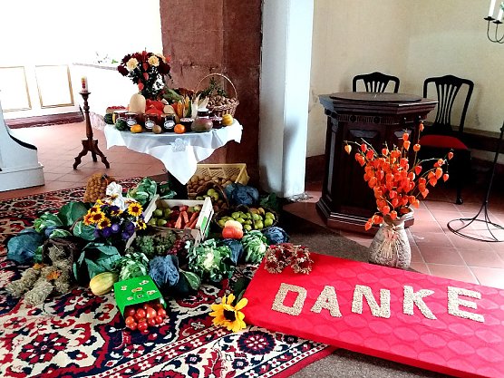 Erntedankgaben an Tafel Artern &uuml;bergeben (Foto: Peter Zimmer)