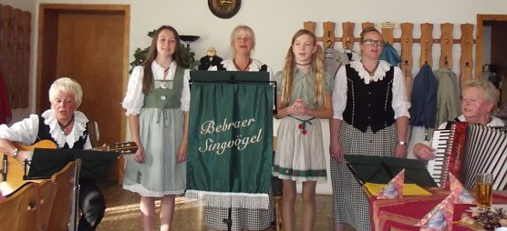 Herbstfest im WB 4 mit Bebraer Singvögeln gefeiert (Foto: Thomas Leipold) Herbstfest im WB 4 mit Bebraer Singvögeln gefeiert (Foto: Thomas Leipold)