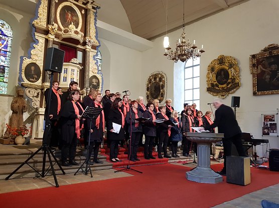 Gelungenes Konzert des Gospelchors Celebrate in Wiehe (Foto: Helfried Maas)