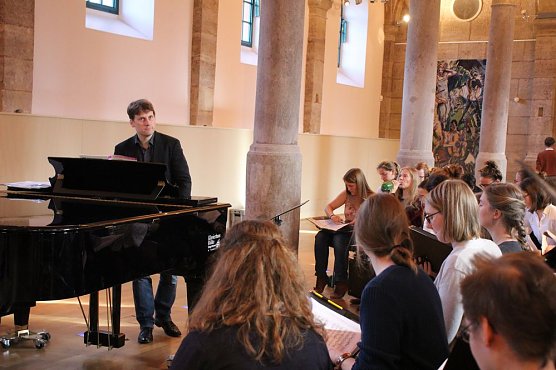 Mehr als nur eine Probe - App wird unterstützt (Foto: Karl-Heinz Herrmann) Mehr als nur eine Probe - App wird unterstützt (Foto: Karl-Heinz Herrmann)