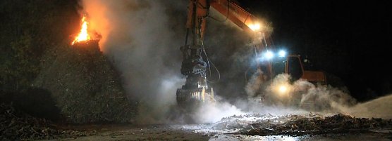 Holz brennt an Landkreisgrenze (Foto: S. Dietzel)