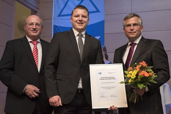 isoplus ausgezeichnet als "Hervorragender Ausbildungsbetrieb" (Foto: Isoplus) isoplus ausgezeichnet als "Hervorragender Ausbildungsbetrieb" (Foto: Isoplus)