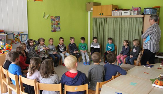 Vorlesen bei Junioren und Senioren (Foto: Karl-Heinz Herrmann)