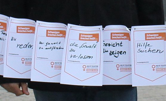 Zeichen gegen h&auml;usliche Gewalt (Foto: Karl-Heinz Herrmann)