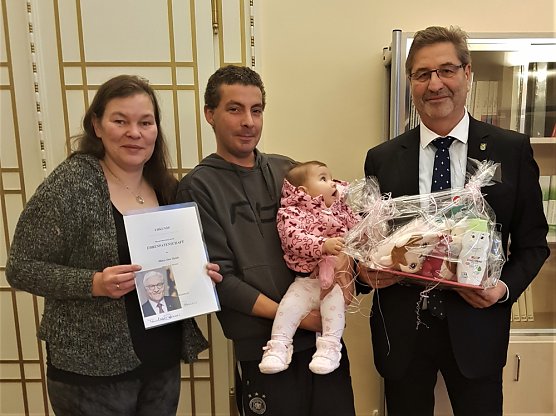 &Uuml;bergabe der Ehrenpatenschaft f&uuml;r Mary-Ann (Foto: Landratsamt Kyffh&auml;userkreis)