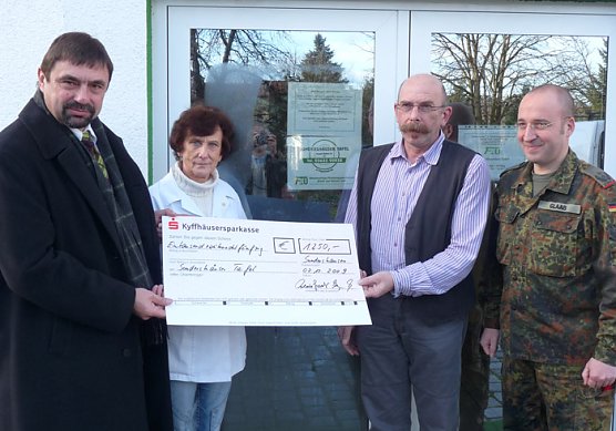 Spende an Sondershäuser Tafel (Foto: Karl-Heinz Herrmann) Spende an Sondershäuser Tafel (Foto: Karl-Heinz Herrmann)