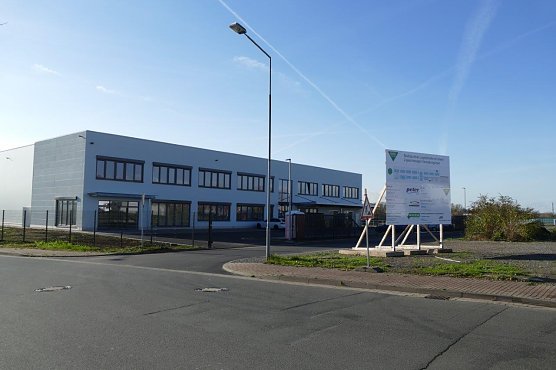 Zeitgleich mit dem neuen OPEL-Autohaus wird am kommenden Wochenende auch das neue Geb&auml;ude der Firma Wessels & M&uuml;ller im Gewerbegebiet Im Krug offiziell &uuml;bergeben. Es wurde auf einem Peter-Grundst&uuml;ck errichtet und beherbergt eine Logistikhalle und einen Verwaltungstrakt. (Foto: Autohaus Peter GmbH)