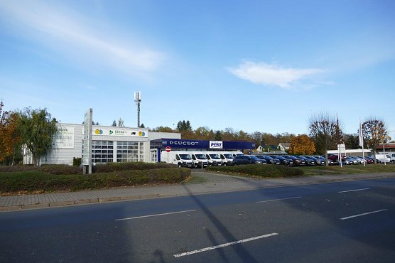 Vor der DEKRA-Niederlassung links wird ein Jeep-Showroom entstehen (Foto: Autohaus Peter GmbH)