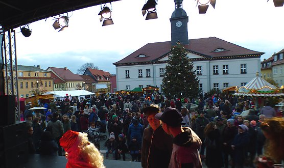 Gut besuchter Weihnachtsmarktstart (Foto: Peter M&ouml;bius)