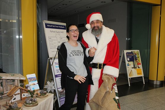 Adventsmarkt nicht vom Wetter beg&uuml;nstigt (Foto: Karl-Heinz Herrmann)