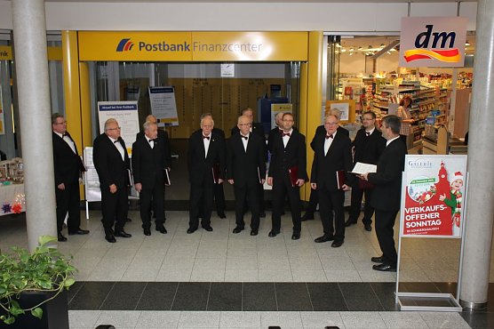 Adventsmarkt nicht vom Wetter beg&uuml;nstigt (Foto: Karl-Heinz Herrmann)