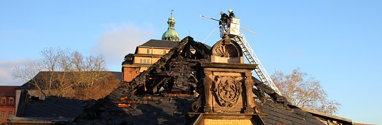 Löscharbeiten fortgesetzt (Foto: Karl-Heinz Herrmann) Löscharbeiten fortgesetzt (Foto: Karl-Heinz Herrmann)