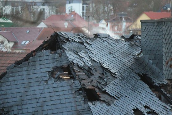Löscharbeiten fortgesetzt (Foto: Karl-Heinz Herrmann) Löscharbeiten fortgesetzt (Foto: Karl-Heinz Herrmann)