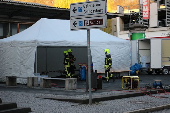 Löscharbeiten fortgesetzt (Foto: Karl-Heinz Herrmann) Löscharbeiten fortgesetzt (Foto: Karl-Heinz Herrmann)