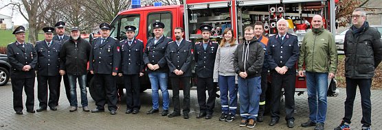 Feuerwehrfahrzeuge übergeben (Foto: Karl-Heinz Herrmann) Feuerwehrfahrzeuge übergeben (Foto: Karl-Heinz Herrmann)