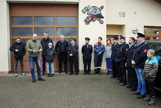 Feuerwehrfahrzeuge übergeben (Foto: Karl-Heinz Herrmann) Feuerwehrfahrzeuge übergeben (Foto: Karl-Heinz Herrmann)