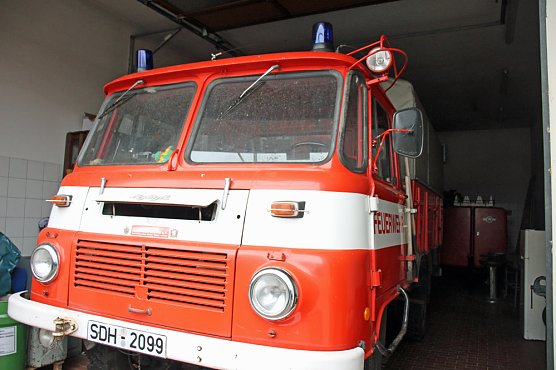 Feuerwehrfahrzeuge übergeben (Foto: Karl-Heinz Herrmann) Feuerwehrfahrzeuge übergeben (Foto: Karl-Heinz Herrmann)