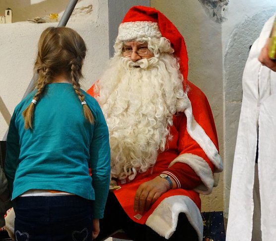 Weihnachtsgeschenke &uuml;bergeben (Foto: D&uuml;ne)