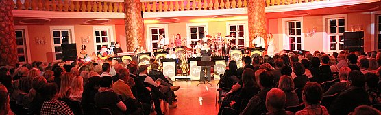 Wieder stehende Ovationen im Achteckhaus (Foto: Karl-Heinz Herrmann) Wieder stehende Ovationen im Achteckhaus (Foto: Karl-Heinz Herrmann)