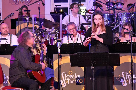 Wieder stehende Ovationen im Achteckhaus (Foto: Karl-Heinz Herrmann) Wieder stehende Ovationen im Achteckhaus (Foto: Karl-Heinz Herrmann)