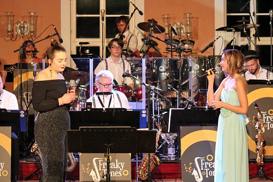 Wieder stehende Ovationen im Achteckhaus (Foto: Karl-Heinz Herrmann) Wieder stehende Ovationen im Achteckhaus (Foto: Karl-Heinz Herrmann)