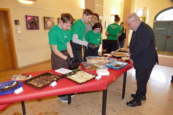 Kuchenbasar im Landratsamt (Foto: Landratsamt Kyffhäuserkreis) Kuchenbasar im Landratsamt (Foto: Landratsamt Kyffhäuserkreis)