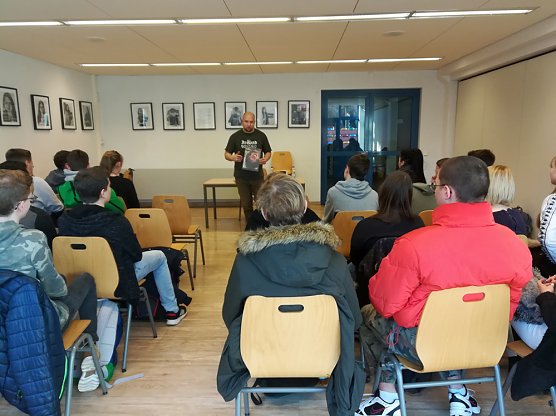 Lesung aus Buch: Zone C (Foto: Lisa Hense)