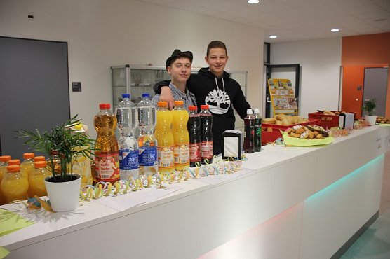 Kräftig gefeiert (Foto: Karl-Heinz Herrmann) Kräftig gefeiert (Foto: Karl-Heinz Herrmann)