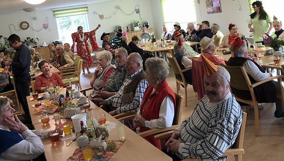 Faschingsfeier in der Segelteichstraße (Foto: Yvonne Kraft) Faschingsfeier in der Segelteichstraße (Foto: Yvonne Kraft)