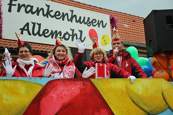 Narrenkappen flogen durch die Luft (Foto: Karl-Heinz Herrmann)