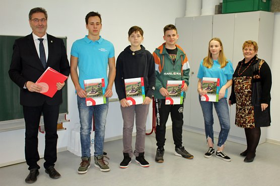 Für Schülerwettbewerb heute Auszeichnungen übergeben (Foto: Karl-Heinz Herrmann) Für Schülerwettbewerb heute Auszeichnungen übergeben (Foto: Karl-Heinz Herrmann)