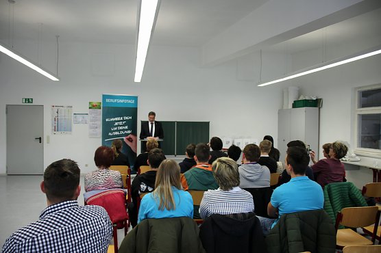 Für Schülerwettbewerb heute Auszeichnungen übergeben (Foto: Karl-Heinz Herrmann) Für Schülerwettbewerb heute Auszeichnungen übergeben (Foto: Karl-Heinz Herrmann)