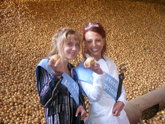 Salineprinzessin und ihre Hoddame (Foto: Salineverein Artern e.V.) Salineprinzessin und ihre Hoddame (Foto: Salineverein Artern e.V.)