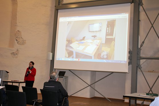 Transkript &uuml;bergeben (Foto: Karl-Heinz Herrmann)